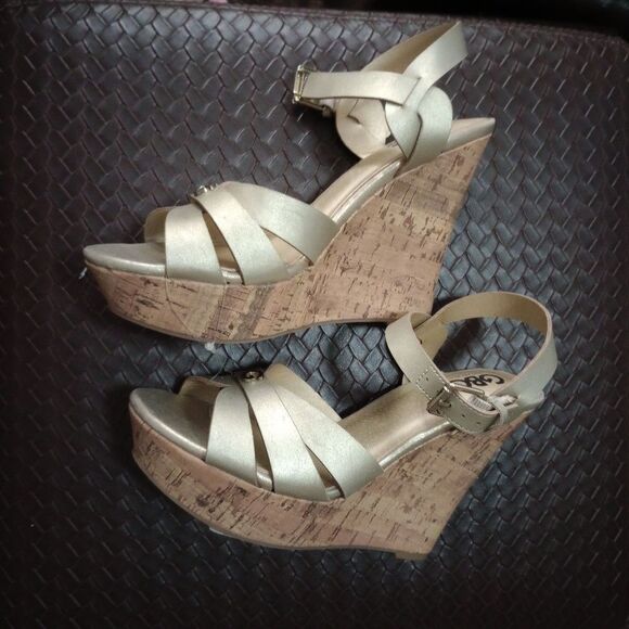 🆕👡GBG Gold Strappy Sandals - Guess - Picture 3 of 5